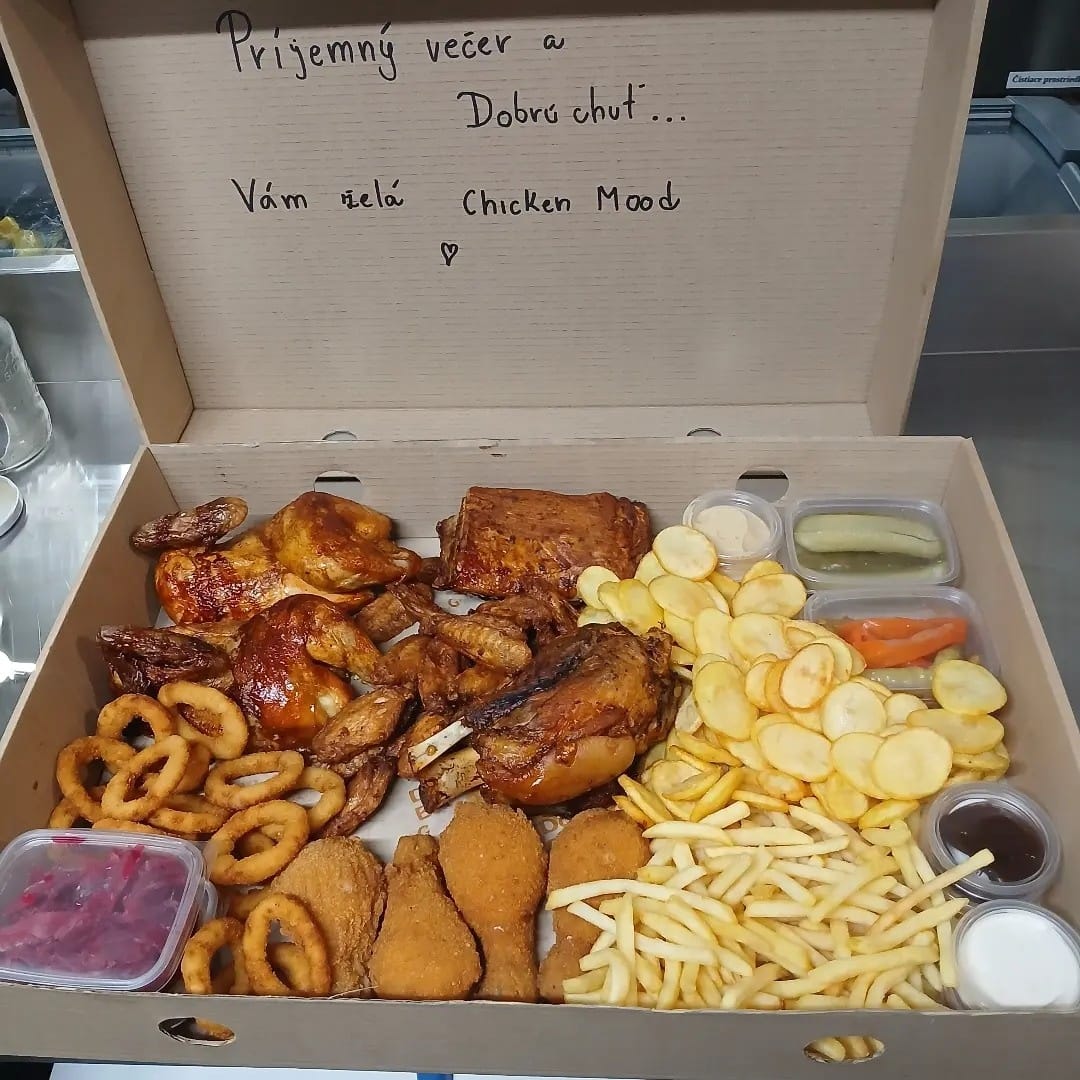 Box Chicken Mood s mäsom, prílohami a ručne písaným prianím dobrej chuti