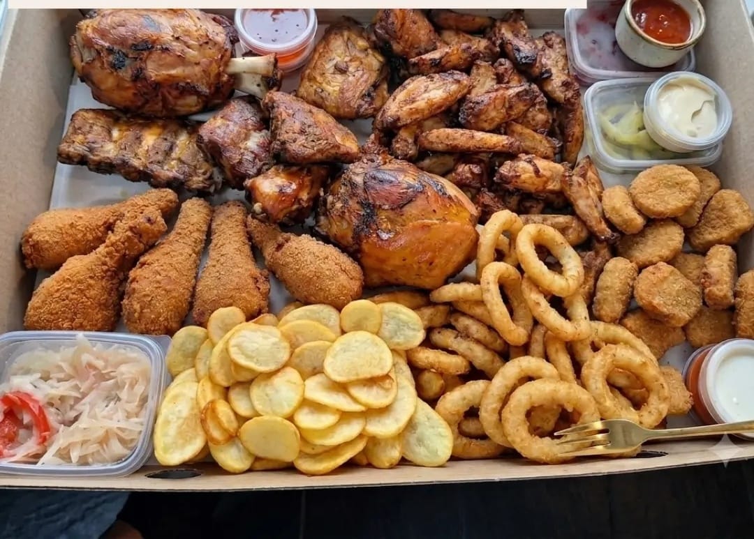 Box Chicken Mood s kuracím a bravčovým mäsom, prílohami a omáčkami
