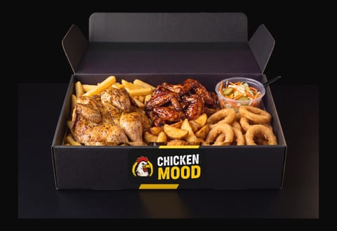 Chicken Box L – Celé kurča (1 300 g), 400 g krídel, 200 g cibuľových krúžkov, 200 g opekaných zemiakov, 200 g hranoliek