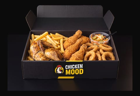 Chicken Box M – Polovica kurčaťa, 400 g hranoliek, 3 obaľované stehná, 200 g cibuľových krúžkov, čalamáda a omáčky