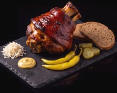 Pečené bravčové koleno – 750 g, chren, horčica, baranie rohy, uhorky a chlieb