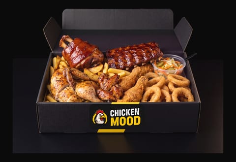 Mega Mix Box – Bravčové koleno (750 g), 500 g rebier, celé kurča (1 300 g), 400 g krídel, 4 obaľované stehná, 400 g