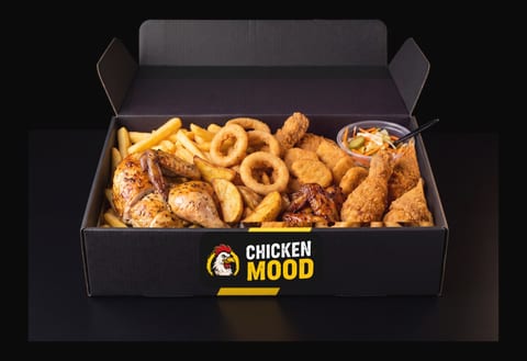 Party Chicken Box – Celé kurča (1 300 g), 300 g hranoliek, 250 g opekaných zemiakov, 200 g cibuľových krúžkov, 6 nugetiek