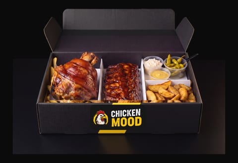 Porky Box – Bravčové koleno (750 g), 500 g rebier, 400 g opekaných zemiakov, chren, horčica, baranie rohy a kyslé uhorky