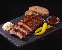 Pečené bravčové rebrá – 500 g, chren, baranie rohy, chlieb a omáčky